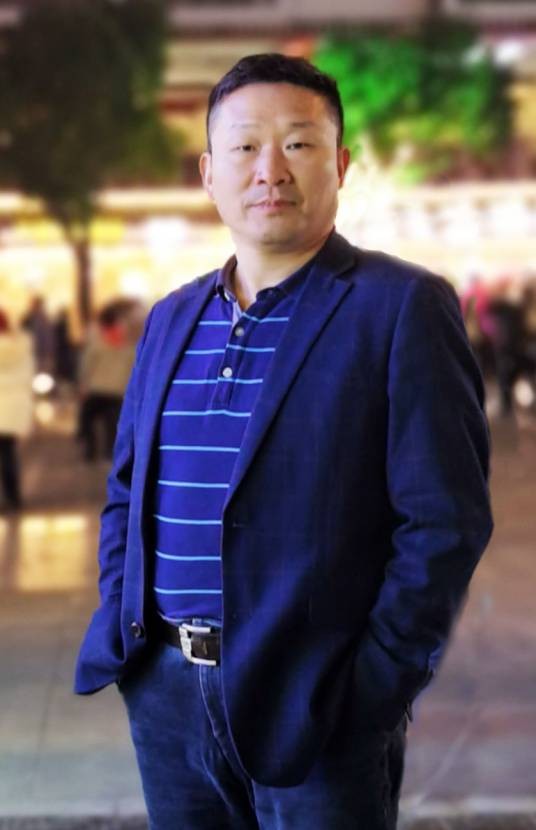 周晓峰（中国北部湾大学陶瓷与设计学院院长）