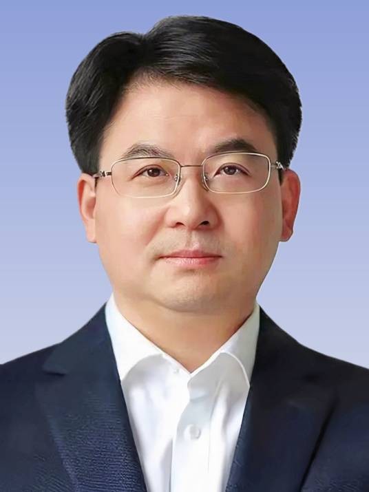 雷震（复旦大学发展规划处处长、 复旦大学应用数学中心主任）