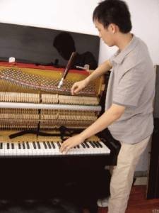 钢琴调音师（从事钢琴调音的专业人员）