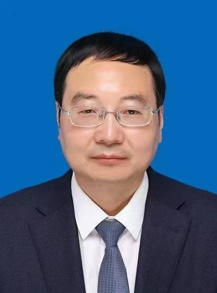 曾飞（湖北省十堰市竹溪县人大常委会党组成员、副主任）