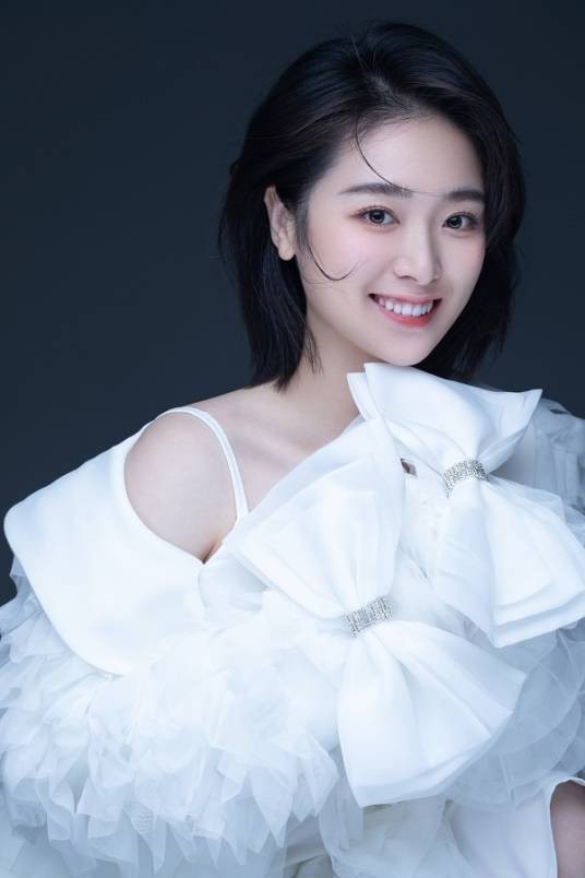 梁文静(中国内地女高音歌唱演员,中央民族乐团青年女高音)