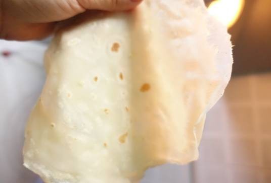 平底锅摊薄春饼