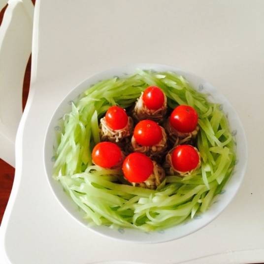 春意盎然（以春季时令食材制作的创意造型素菜）