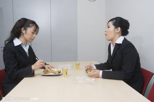 工作餐（工作人员在上班地点吃的饭菜）