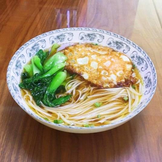 青菜鸡蛋面（以青菜和鸡蛋为主料的家常面食）