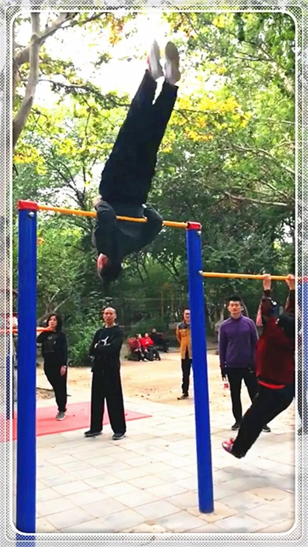 大妈单杠高速转圈惊到众人:这身手太灵活,为何乘坐公交时大妈们就娇弱了?