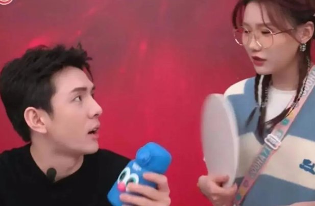 李佳琦直播间公开怼女助理：请别用你的三观来要求整个世界！为何这么说？