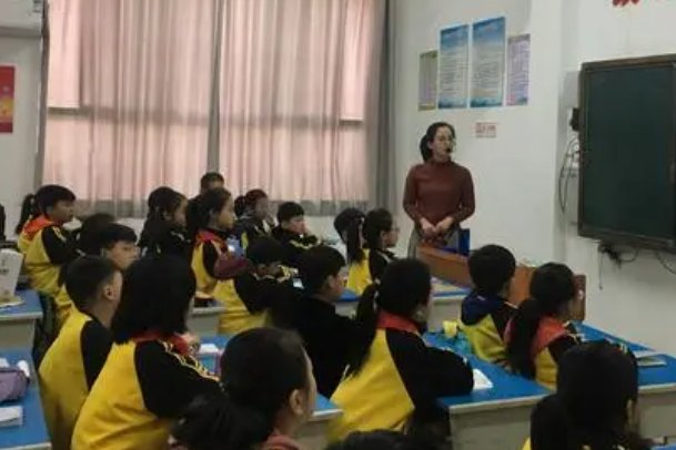一面亲上边一面摸下边文字的含义