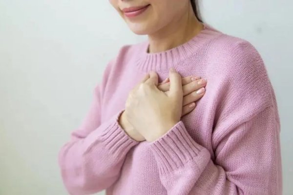 女生胸口长什么?