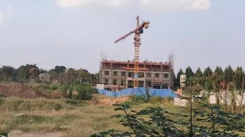 河南商丘一期房停工,多位业主搬砖自建,背后的开发商是哪个?