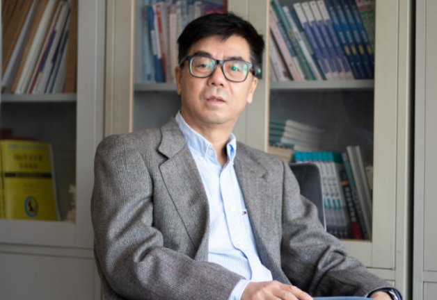 天津一大学学生上课时发现老师是商界大佬,这位老师有多受学生爱戴?