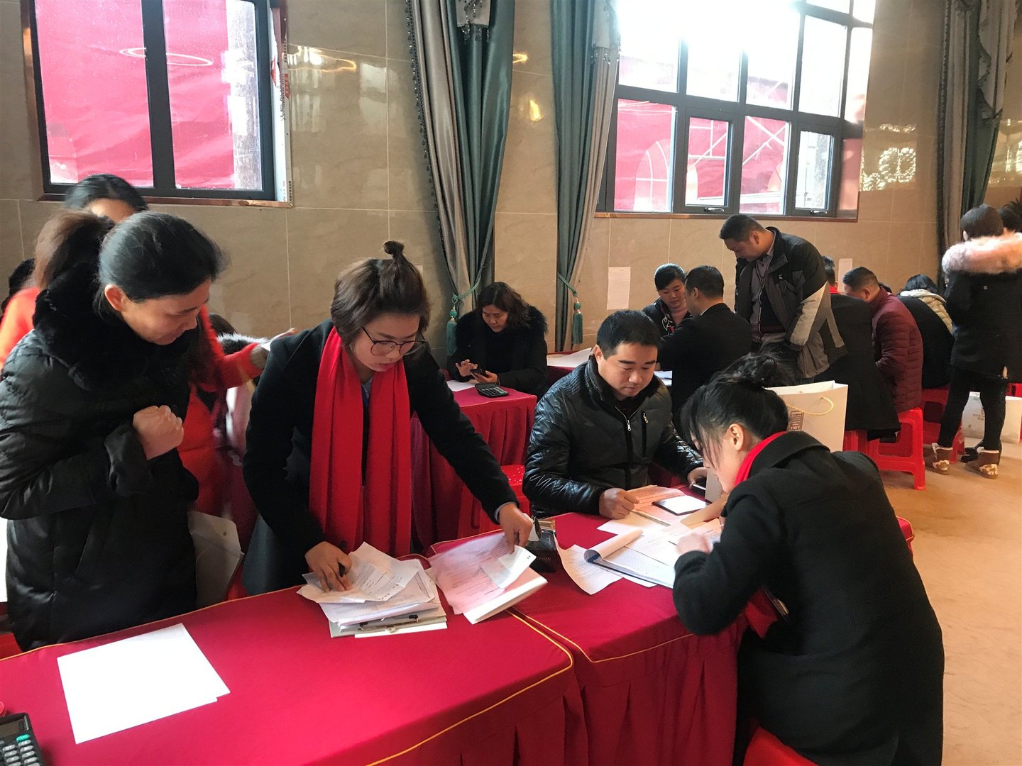 内蒙古一男子骑马拎一麻袋用现金买房，他的举动是否惊呆了工作人员？