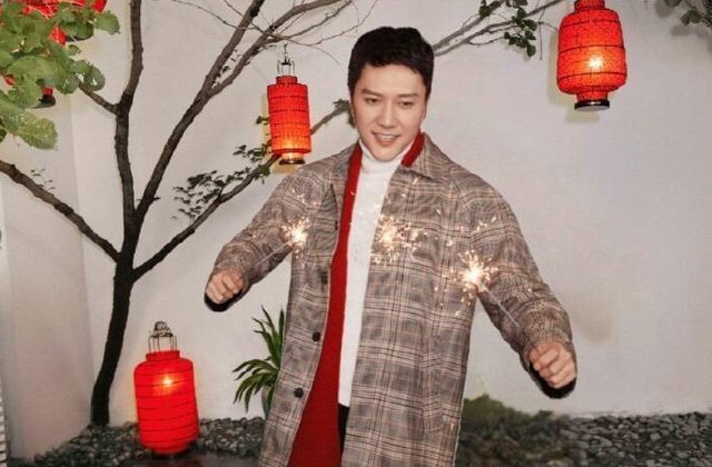 赵丽颖粉丝把冯绍峰P成了圣诞树,毫无PS痕迹,怎么莫名有点心酸呢?