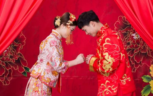 临沂新人接亲双双被撒成“白眉大侠”,你对“婚闹”的态度是怎样的?