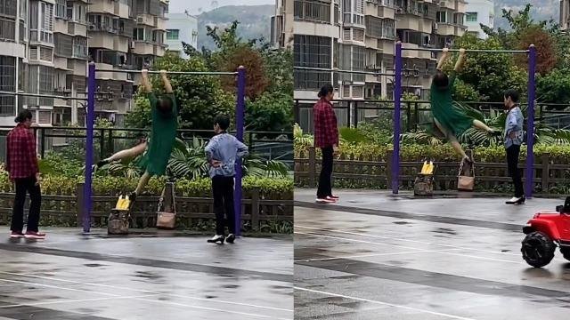 大妈单杠高速转圈惊到众人:这身手太灵活,为何乘坐公交时大妈们就娇弱了?