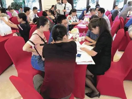 内蒙古一男子骑马拎一麻袋用现金买房,他的举动是否惊呆了工作人员?