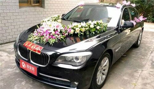大连一婚车突然加速,摄像师瞬间被甩出后备箱,目前摄影师的情况如何了?
