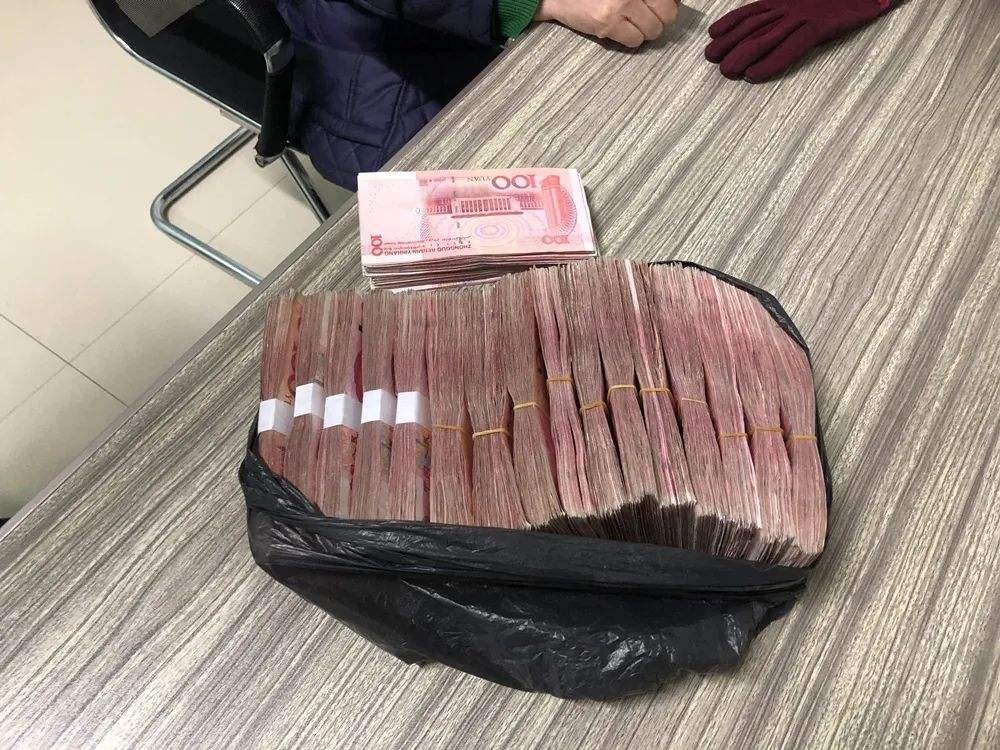内蒙古一男子骑马拎一麻袋用现金买房,他的举动是否惊呆了工作人员?