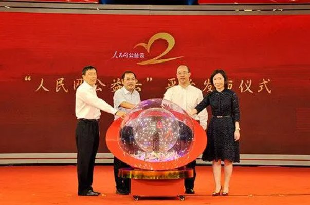 “用他的大句号撞击我的小括号”出自哪里?