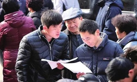 政协委员建议提高低收入家庭毕业生招录比例，她为何会提出此建议？