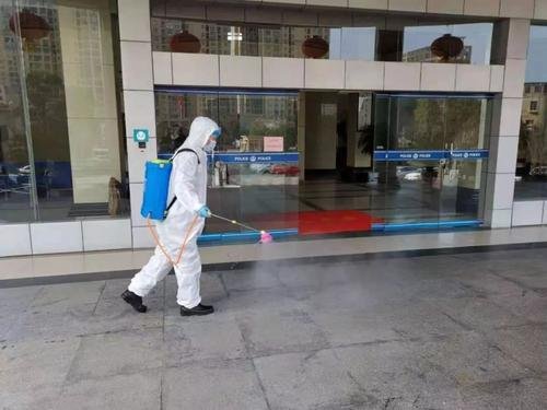 一名女子下班走错路,误入广州荔湾封控区,疫情期间我们该注意什么?