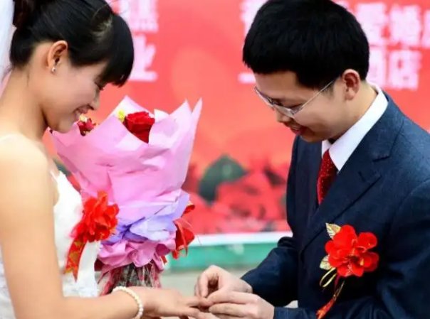 临沂新人接亲双双被撒成“白眉大侠”,你对“婚闹”的态度是怎样的?