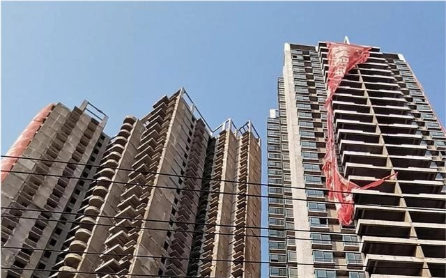 河南商丘一期房停工,多位业主搬砖自建,背后的开发商是哪个?