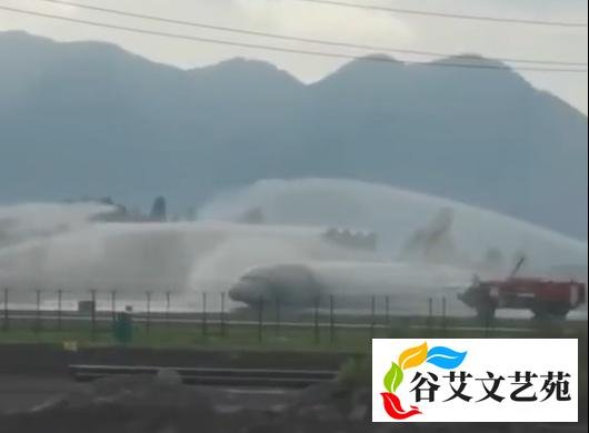 突发!一架航班在重庆江北机场冲出跑道飞机起火,40余人受伤