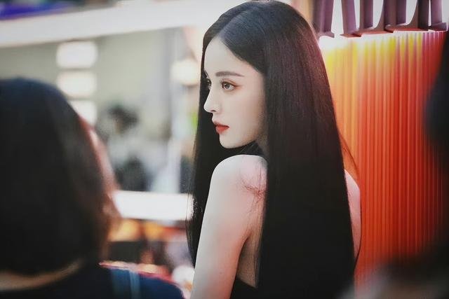 娜扎《浮生知星辰》路透，黑发红唇化身贵气千金，是不是非常期待呢？