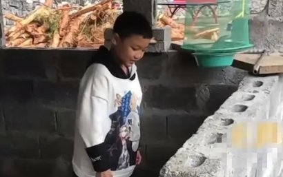 20余名留守娃轮流摆拍喂猪完成作业,流于形式的教育真的好吗?