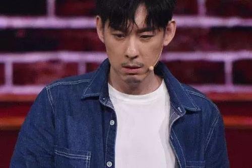 38岁演员小刘欢恋情疑曝光!被妙龄少女索吻,车库内缠绵甜蜜,难道正在热恋中吗?