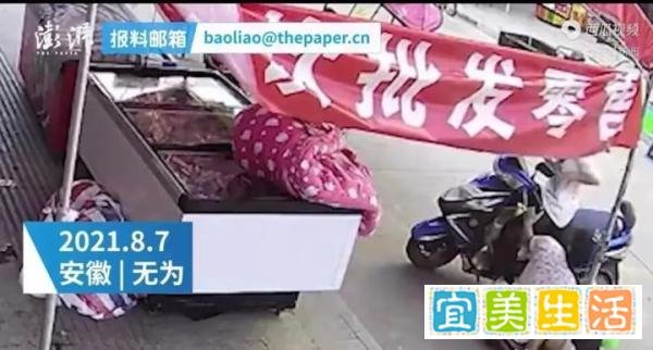 12岁少女被“瘸腿”乞讨者公然欺负?摸腿袭胸恶心路人,妈妈看到后当场奔溃...