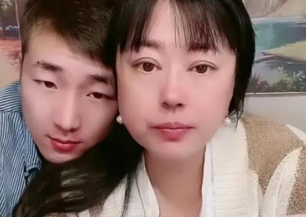 52岁李菁菁和29岁老公刘振离婚！男方直播中哭诉自己面临人财两空