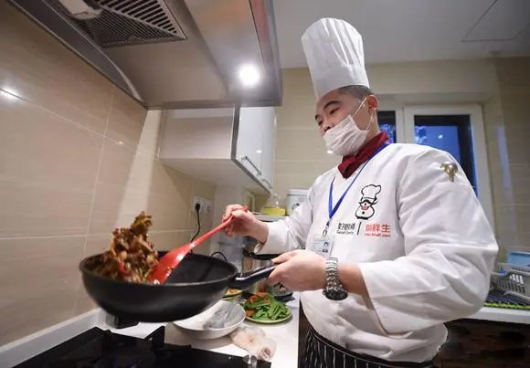 新的商机！女子上门代厨炒菜:4菜1汤66元，此项新兴服务适合哪些人群？