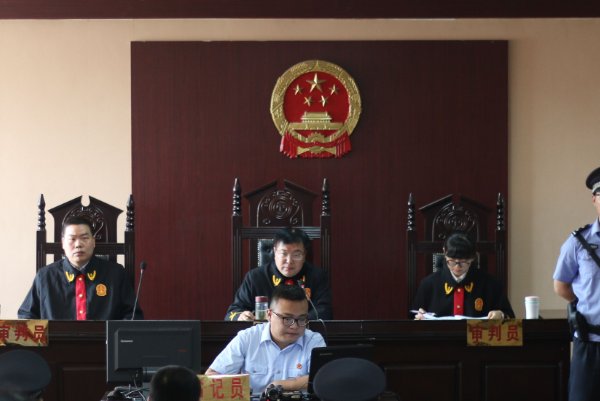 重庆姐弟坠亡案,生母称凶手庭上甩锅痛哭,凶手此时有悔意吗?