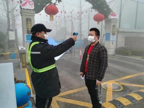 42岁防疫志愿者被捅身亡，两人是因何发生冲突的？