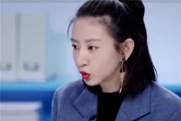 唐一菲自曝在刚入职拍戏曾被导演打,导演为何打她?