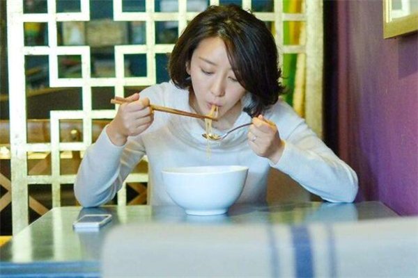唐一菲自曝在刚入职拍戏曾被导演打,导演为何打她?