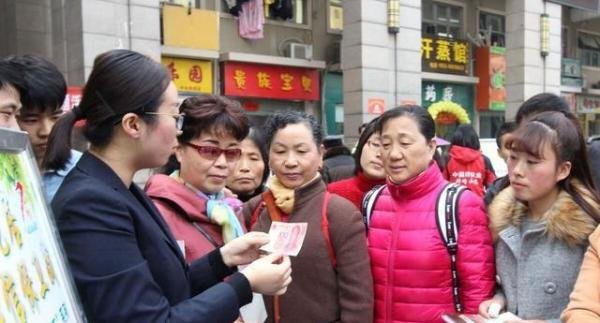 年轻人开始使用现金了,这说明了什么?
