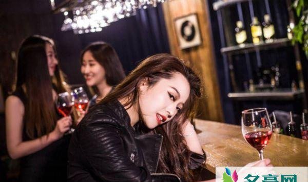 酒吧搭讪怎么开场白,在酒吧如何搭讪女生