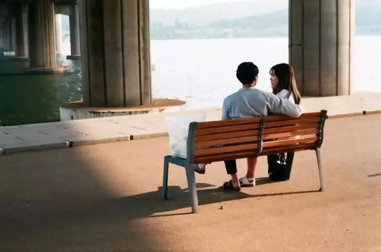 湖北一女孩逃婚4年坟场流浪被救助,现在的年轻人女孩为何不愿意结婚?