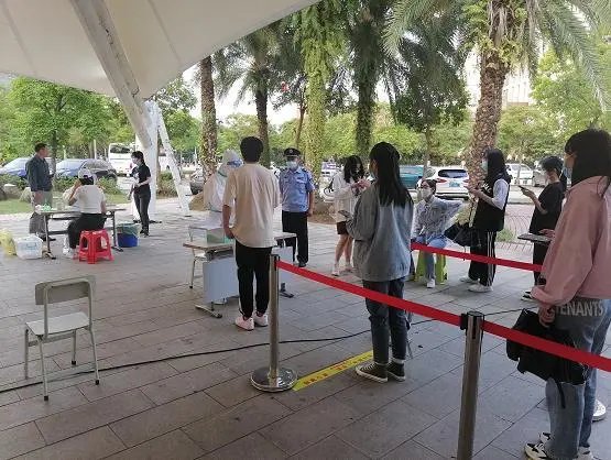 海南大学教师不配合核酸威胁医护人员被拘留、撤销资格,怎样看待此处罚?