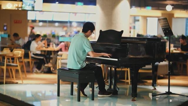 北大食堂放了一架钢琴，餐厅负责人此举有何深意？