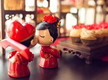 陕西一新郎结婚时淡定嗑瓜子似路人，网友对他的表现是如何评价的？