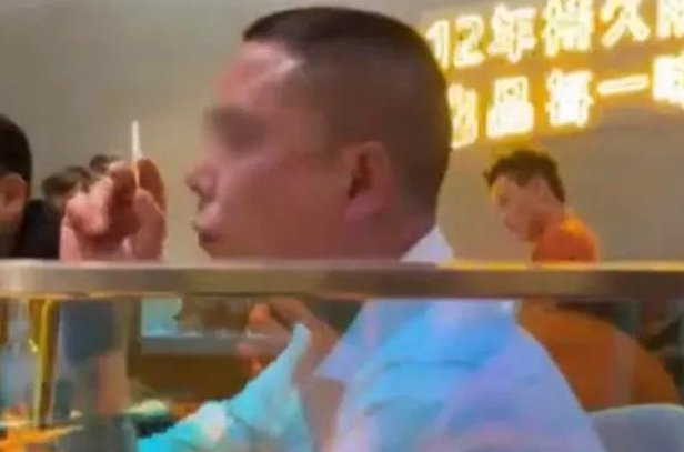 劝邻桌勿吸烟女子被泼不明液体事件后续如何?