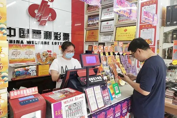 武汉大学生彩票中奖25万引全校围观，你觉得这对该学生而言是好事吗？