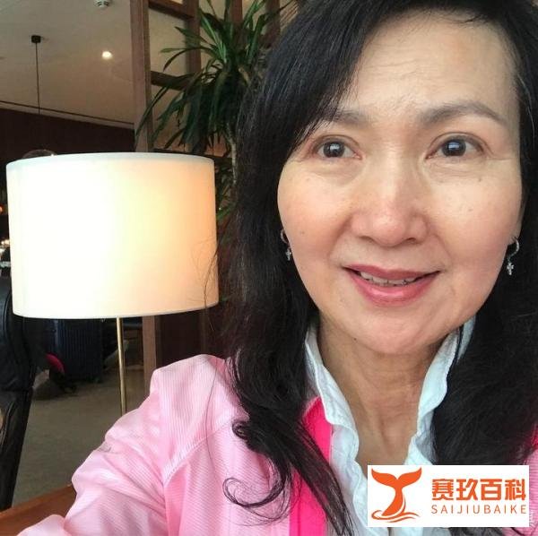 因与向华强关系密切，关之琳曾被泼咖啡、扇耳光，向太首度回应