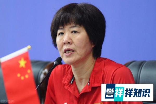 郎平眼睛为什么肿了？生病坚持指挥，熬夜工作为女排操碎心
