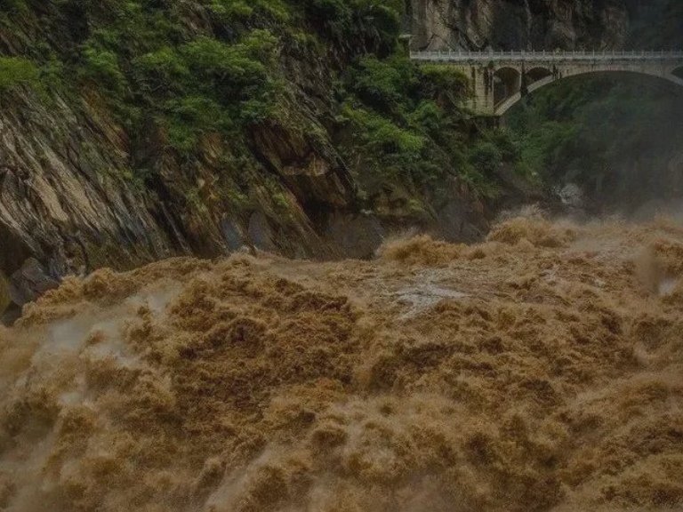 亲历者讲述彭州龙漕沟山洪:水太大根本没有站脚的地,山洪的破坏力有多大?