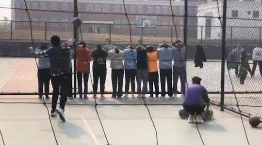 郑州一体育老师用排球砸学生，老师这种做法是否合法？